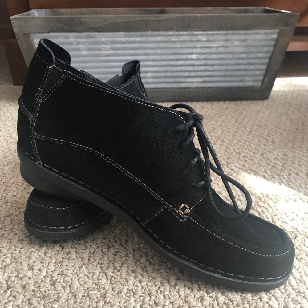 Clark’s Men’s Black Suede Ankle Moccasin Boots.